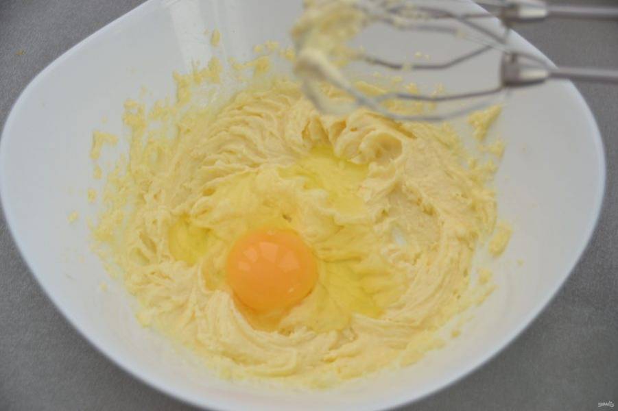 Добавьте яйцо и взбейте до пышности.