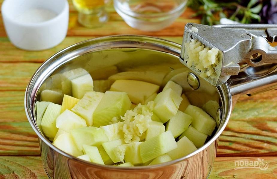 1. Чистим и моем кабачки, срежем с них кожицу и нарежем средними кусочками. К ним же добавим перетертый чеснок.