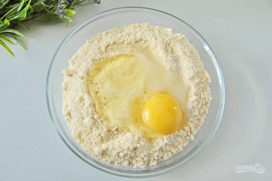 Добавьте одно яйцо и 0,5 ч.л. соли.