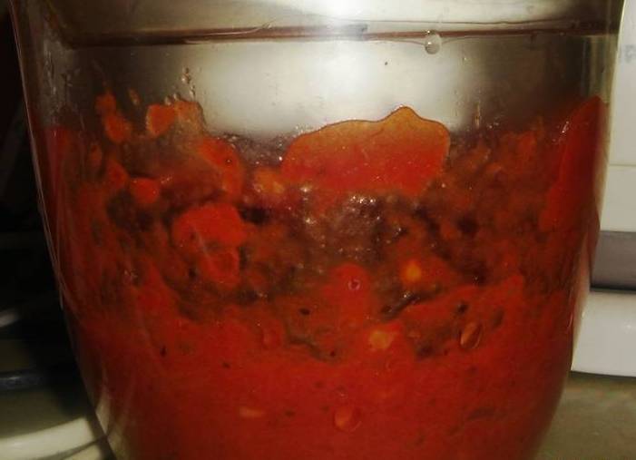 Перекладываем соус в чашу блендера и измельчаем его до однородного состояния, после чего добавляем нарезанные мелко листья мяты и базилика, солим соус по вкусу.