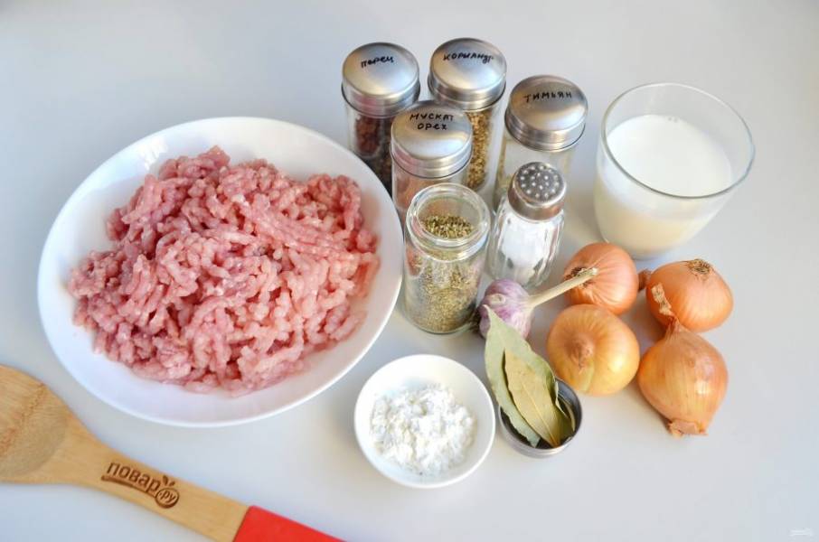 1. Подготовьте продукты. Мясо вымойте и перекрутите через мясорубку два раза.