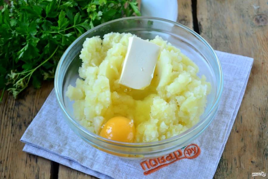 К еще горячему картофельному пюре добавьте яйцо и сливочное масло, хорошенько размешайте. Если нужно, добавьте немного соли (если не добавляли ее, когда картофель варился).