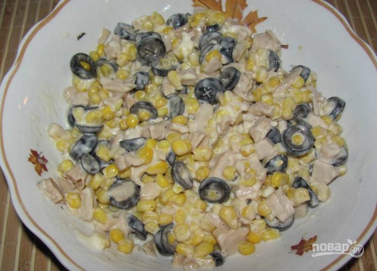 Солим и перчим салат по вкусу. Добавляем йогурт, перемешиваем.