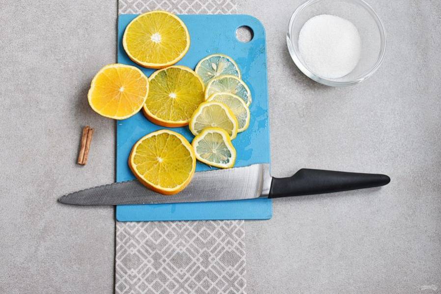 Нарежьте половинки апельсина и лимона тонкими кружочками.
