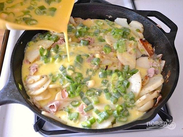 5.	Молочно-яичную смесь равномерно покройте весь картофель в сковороде.