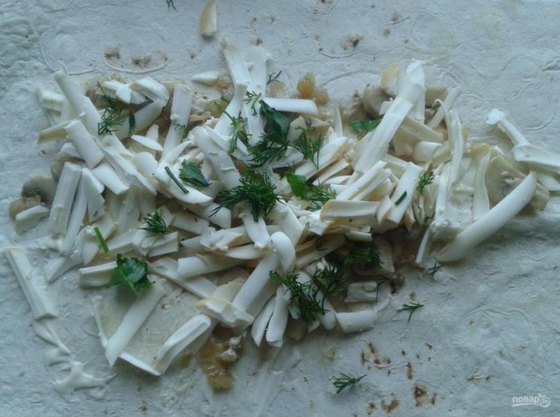 7.	На грибы выкладываю немного сыра, а затем и мелко нарубленную зелень, еще немного солю.