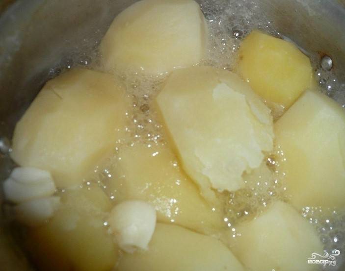 3. Когда сварится картошка, слейте воду в отдельную мисочку. Немного (1-2 мин.) подсушите сваренную картошку на медленном огне. Долейте обратно в кастрюлю небольшое количество картофельного отвара. Дайте возможность закипеть.