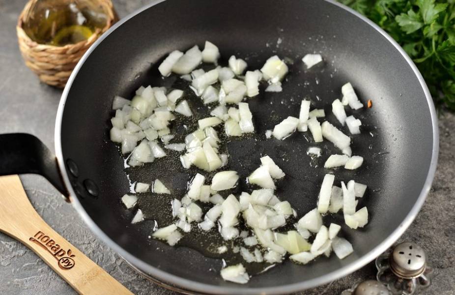 Разогрейте в сковороде растительное масло, обжарьте на нем нарезанный репчатый лук. 