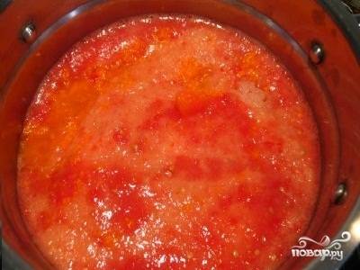 В блендере измельчить подготовленные помидоры, болгарский перец и острый перец.