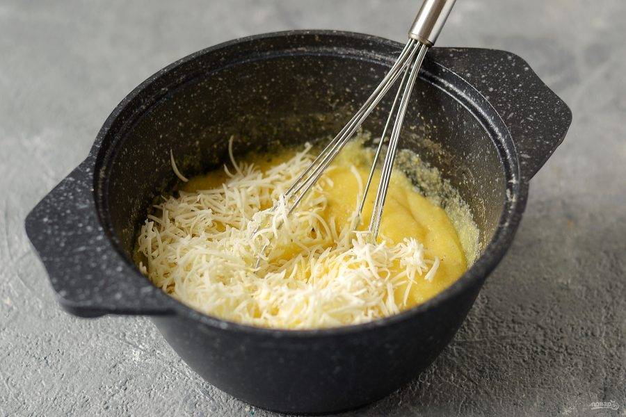 Добавьте сливочное масло и мелко натертый сыр. Перемешайте до однородной консистенции. Сыр и масло должны полностью растаять.