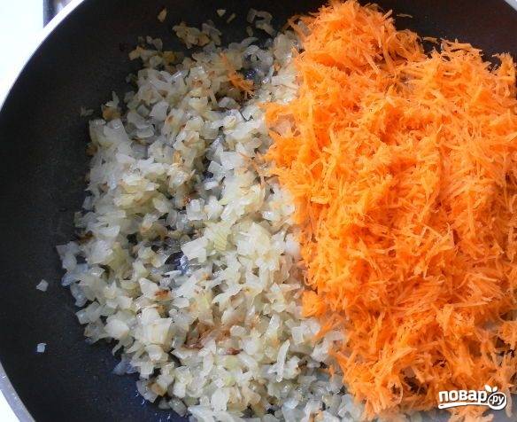 4. Добавляем морковь и жарим до румяного цвета.