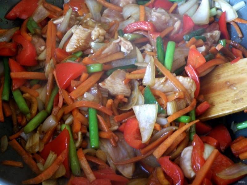 Перемешивая, жарьте, пока курица не станет насквозь матовой. Посыпьте блюдо пряной смесью, перемешайте. Разведите крахмал в 50 мл кипяченой воды и влейте в вок. Перемешайте пару раз и снимите вок с огня.

