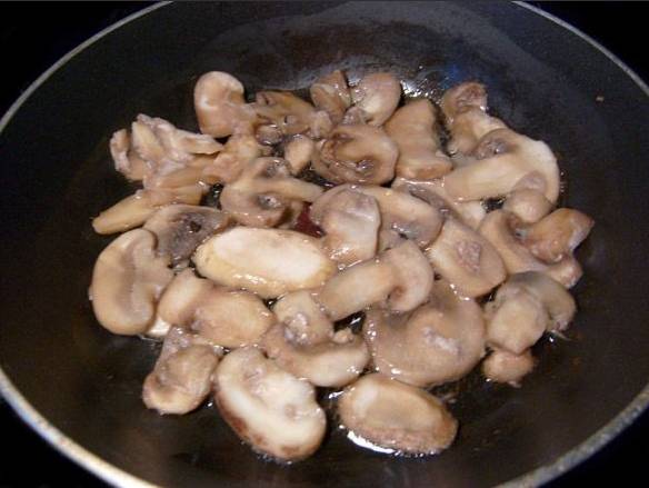 1. Обжарим для начала все грибы на растительном масле. Если у вас крупные - порежьте на кусочки. Солим и перчим по вкусу.