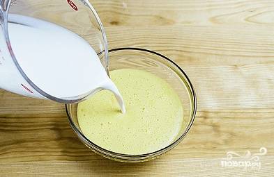 Растопите сливочное масло. Добавьте его к яичной массе вместе с молоком.