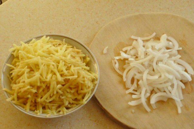 4. Отдельно натираем сыр и нарезаем лук. Лучше шинковать лук полукольцами или кольцами-  та и эстетичнее и удобнее будет при употреблении.