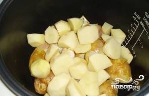Переложите порезанный картофель в мультиварку. Затем закройте крышку и выберите режим "Жарка"/"Выпечка"/"Пирог". Установите таймер на 60 минут.