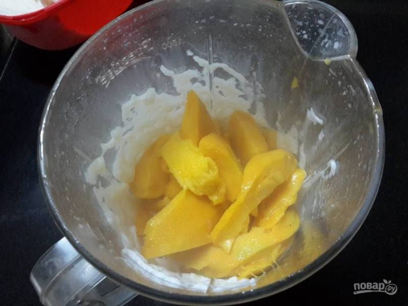 3. Добавьте очищенное манго в чашу блендера и  измельчите до однородности.