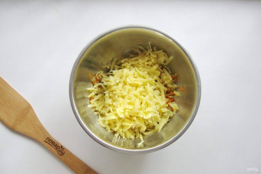 Тушеные овощи переложите в миску. Картофель сварите, охладите, очистите и натрите на терке. Добавьте к овощам.