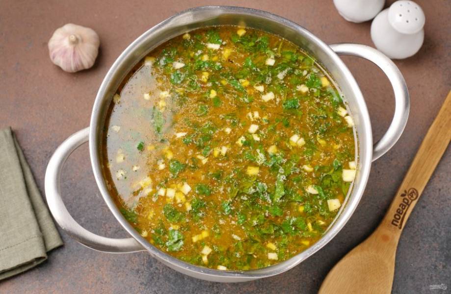 Отрегулируйте суп на соль, доведите до кипения и сразу снимите с плиты. Дайте настояться под крышкой ещё примерно 10-15 минут.