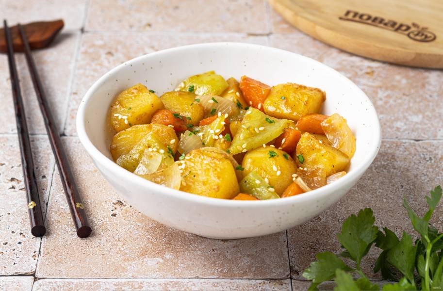 Салат с хрустящей жареной картошкой - Лайфхакер