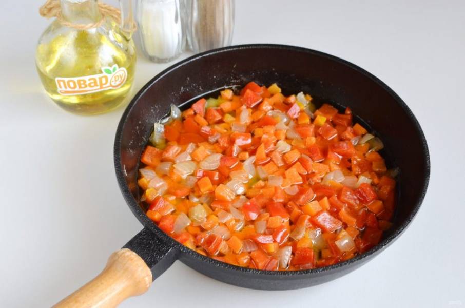 3. На растительном масле обжарьте лук и морковь до мягкости, добавьте перец и еще пару минут жарьте. 