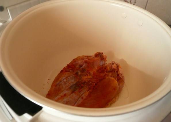 Налейте масла в мультиварку и включите режим "Жарка". Обжарьте курицу до белого мяса. На сковороде жарьте на масле.