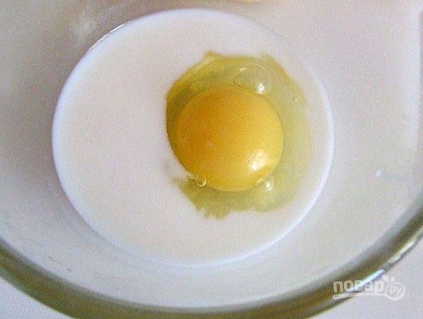 Молоко взбейте с яйцом в лёгкую пену.