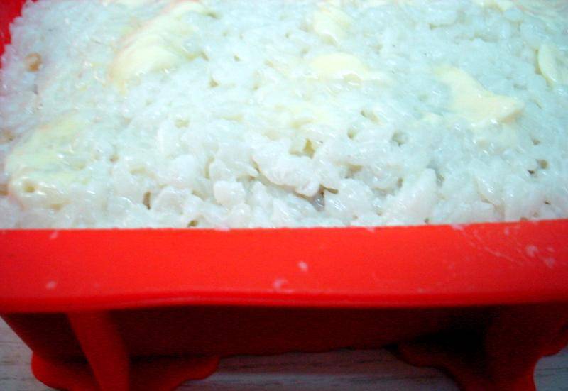 Затем опять идет рис, снова яблоки с корицей и завершает все рисовый слой. 