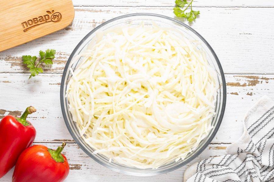 Капусту тонко нашинкуйте.