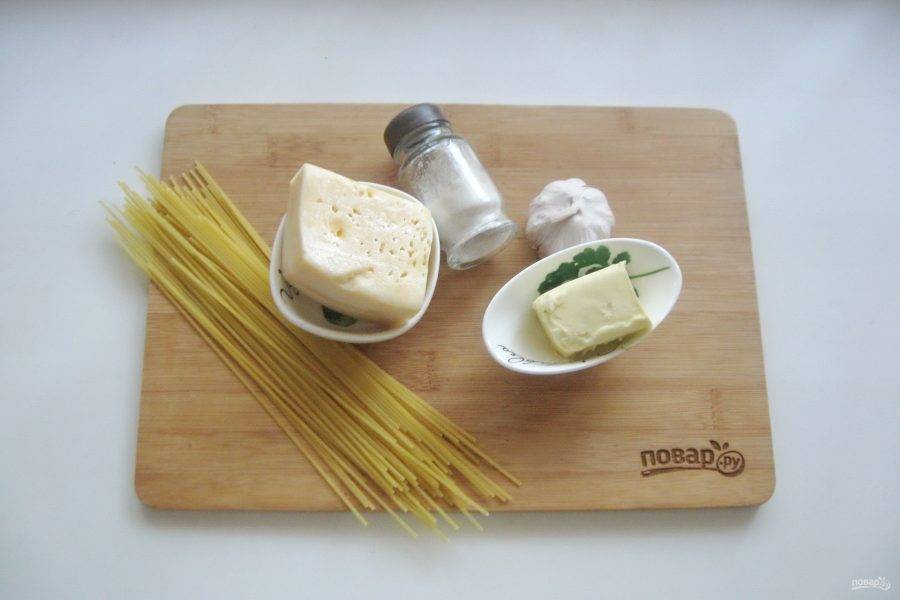 Подготовьте ингредиенты для приготовления спагетти с сыром и чесноком.