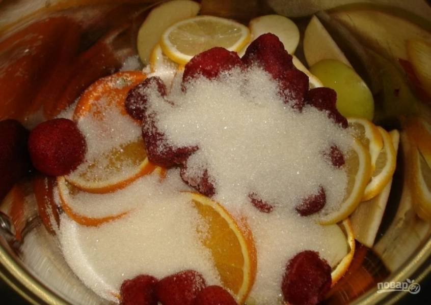 2.	 Перекладываю все порезанные фрукты в большую миску, чтобы удобно было мешать, добавляю клубнику (использую замороженную) и сахарный песок.