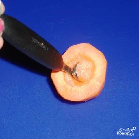 При помощи нуазетки (специальный инструмент для карвинга) вырезаем сердцевину моркови в форме шарика.