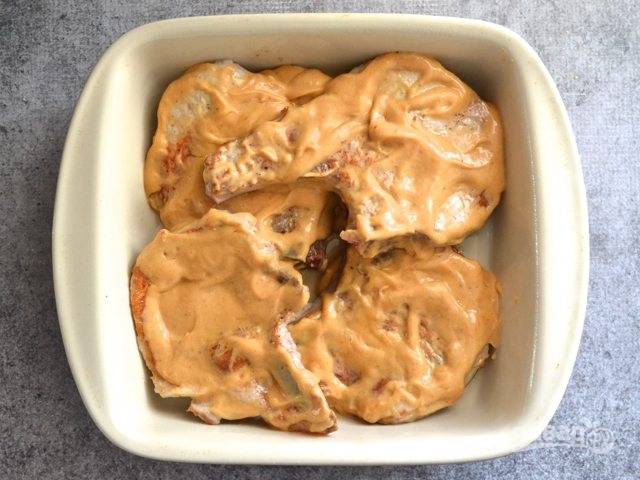 5. Выложите мясо в форму для запекания и смажьте приготовленным соусом.