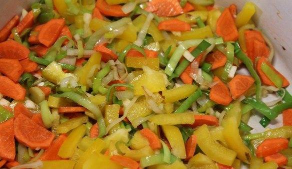 В большой кастрюле разогрейте масло. Тушим 5 минут лук-порей, затем добавляем чеснок, морковь и перец, тушим еще 2-3 минуты. Не забываем перемешивать.