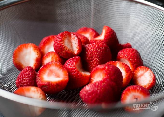 1. Клубнику вымойте, удалите хвостики, обсушите. Нарежьте тонкими ломтиками ягоды и огурчики. 