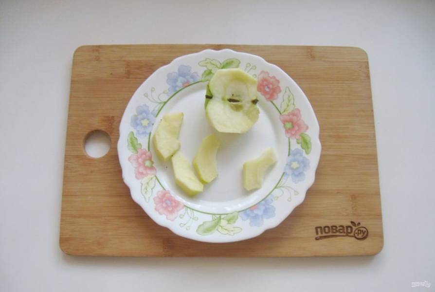 Удалите у яблок семенную коробочку и нарежьте яблоки пластинками.