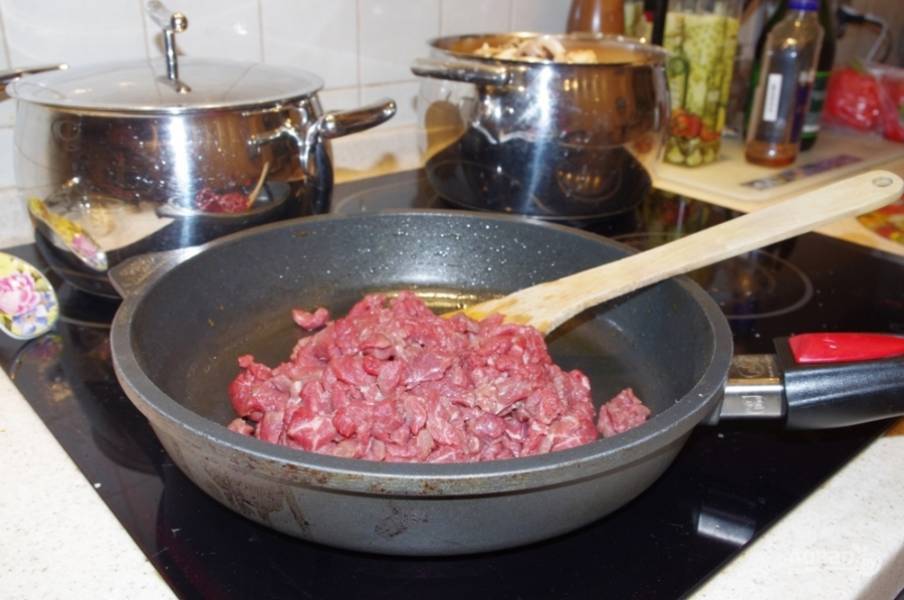7. Обжариваем мясо до румяной корочки (можно немного потушить).