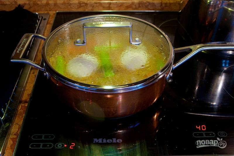 11.	Накройте ее крышкой и варите суп на слабом огне около 40 минут.