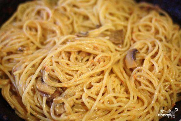 В получившийся соус на сковородке добавляем спагетти. Перемешиваем, убираем огонь и даем спагетти полностью пропитаться соусом.