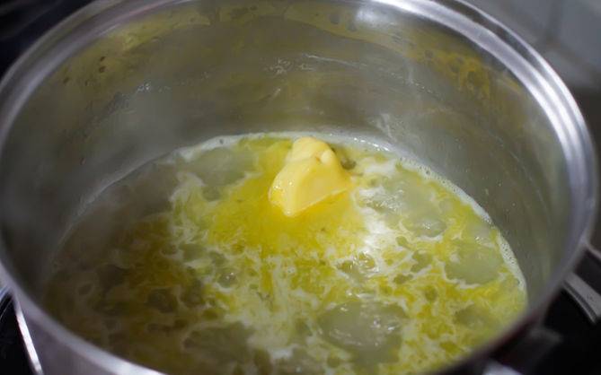 Ингредиенты для пюре из картофеля с молоком и маслом и яйцом