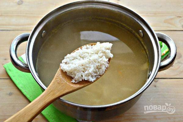 4.	Промойте рис и отправьте его в суп, когда капуста станет мягкой.