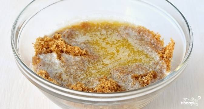 Растопите сливочное масло в микроволновой печи или на водяной бане. Влейте его в крошку из печенья и орехов, которую необходимо предварительно переложить в чистую миску. 