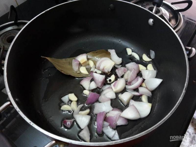 1. Обжарьте лук и чеснок на сковороде с лавровым листом.