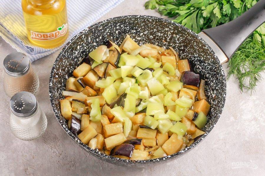 Очистите болгарский перец любого цвета от семян и промойте в воде. Нарежьте средними кубиками и добавьте в сковороду. Обжарьте примерно 1-2 минуты.