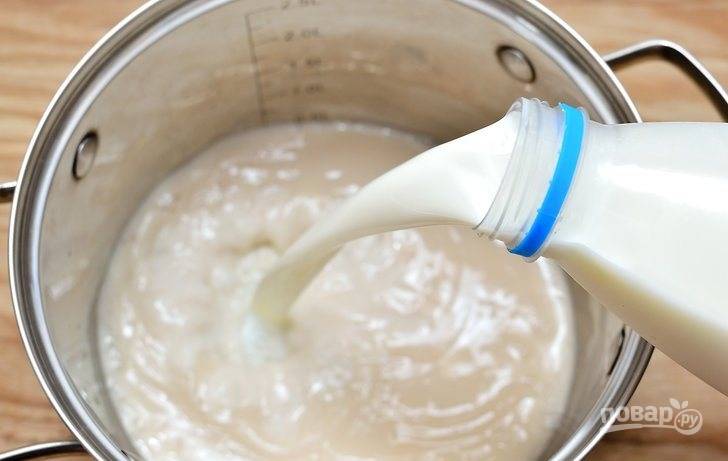 Опару перелейте в большую миску  и добавьте растопленное сливочное масло, сахар, соль и теплое молоко.