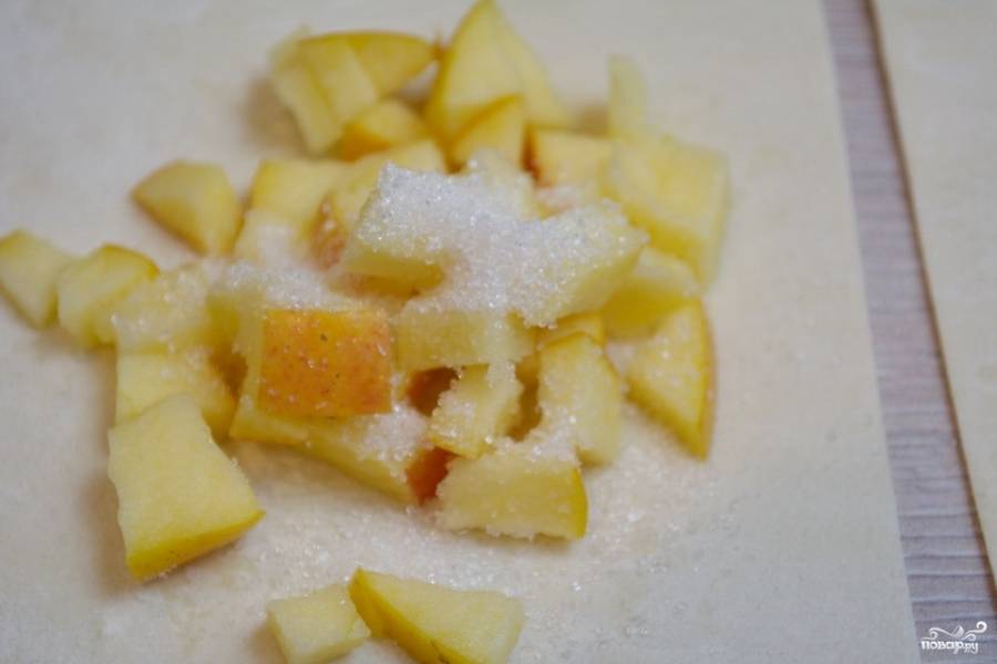 Сверху на яблоки выложите чайную ложку сахара. При запекании сахар соединится с яблочным соком и образуется карамель.