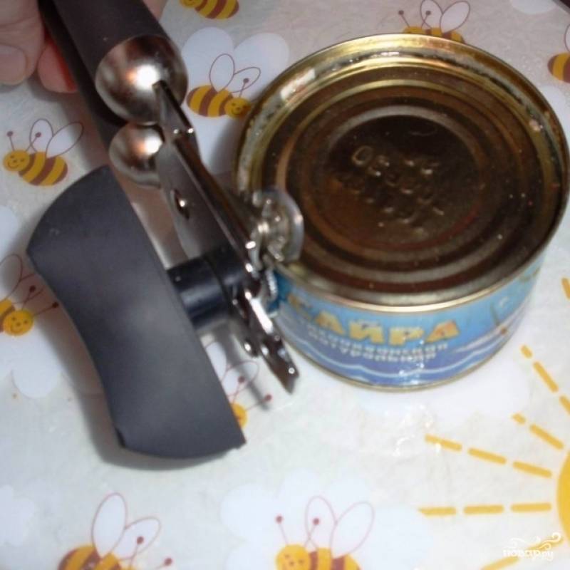 Открываем консервированную сайру.
