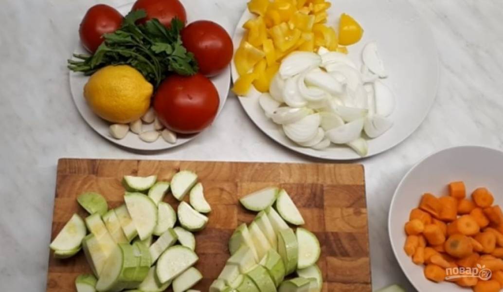 1. Морковь нарежьте крупными кружочками, перец и репчатый лук нарежьте также крупными кусочками. Кабачки нарежьте полукольцами, а чеснок измельчите ножом.