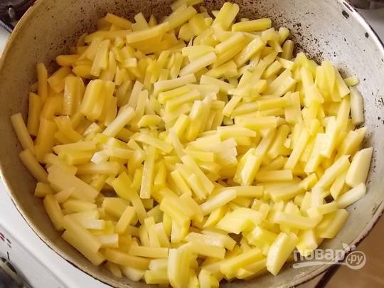 1. Картофель очистите и нарежьте тонкими ломтиками, небольшими порциями обжарьте на сковороде с разогретым растительным маслом. Посолите по вкусу, добавьте по желанию специи. 