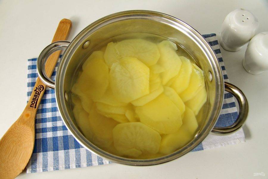 Отварите картофель в кипящей подсоленной воде в течении трех минут.